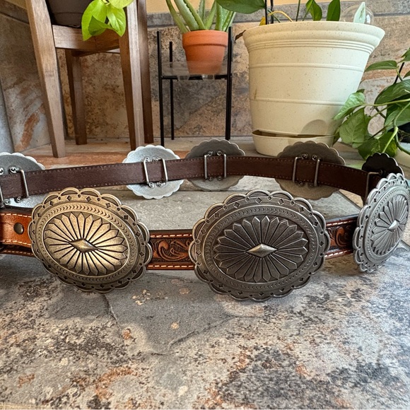 A15130508 Ariat Women's Tan Tooled Leather Belt w/Large Oval Silver Conchos NWOT - Picture 4 of 8